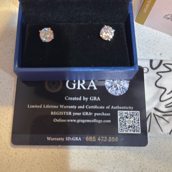 MOISSANITE Solitaire Studs 4K - Picture 4 of 4